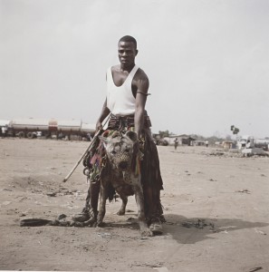 Pieter HugoAbdullahi Mohammed with Gumu, Ogere-Remo, Nigeria, 2007 dalla serie “Gadawan Kura – The Hyena Men Series II” c-print 172,5 ✕ 172,5 cm ©Pieter Hugo